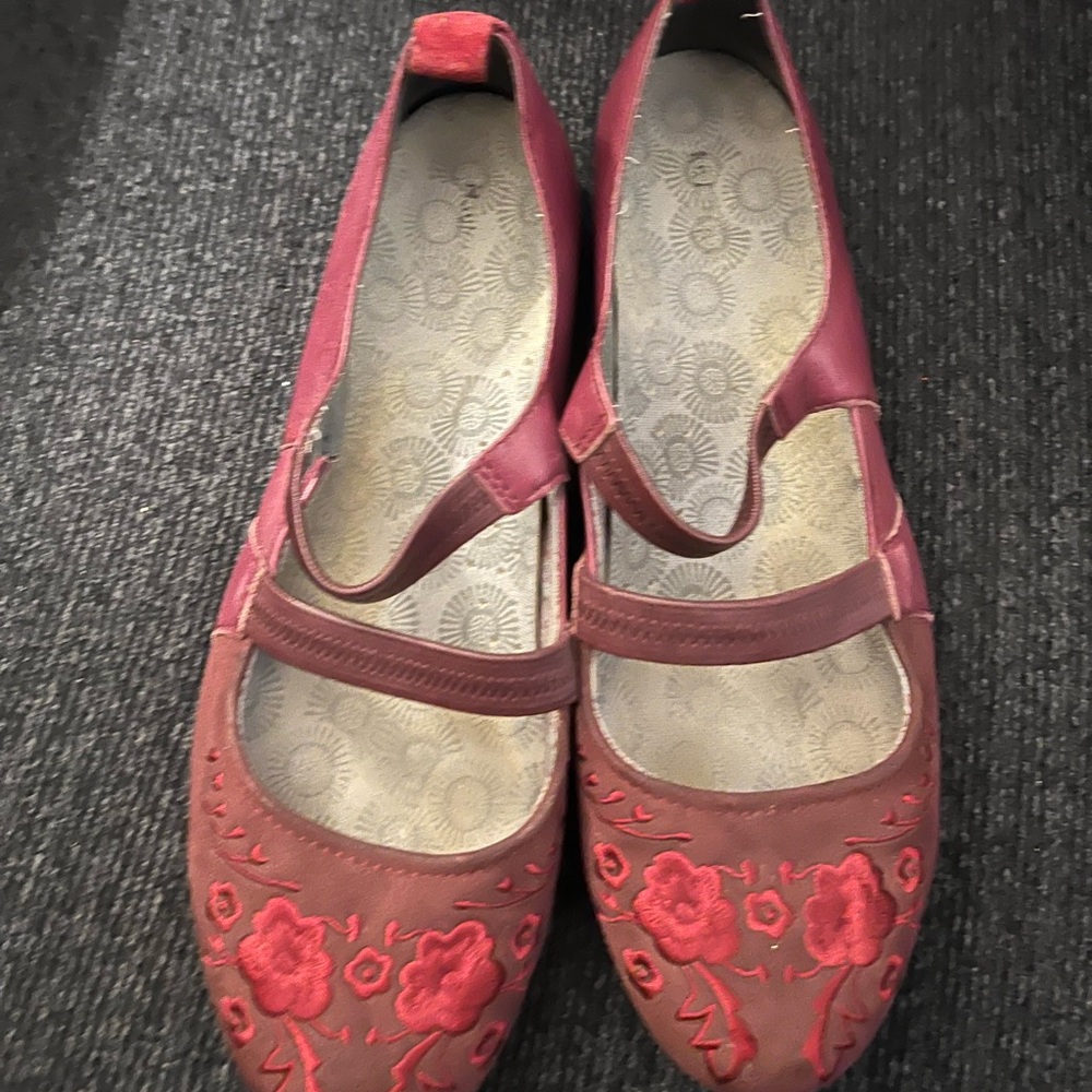 Burgundy flower embroidered flats. Lightly worn